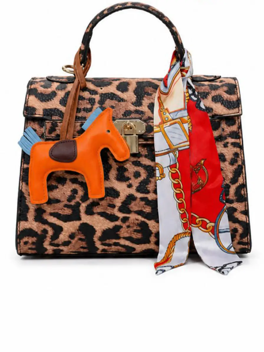 شنطة حريمي جلد بنقشة ليوبارد  ملونة 👜